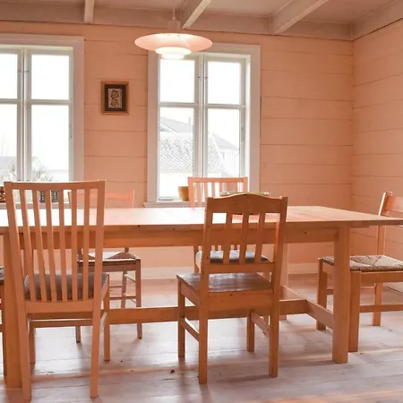 Three Bedroom Holiday In Erfjord